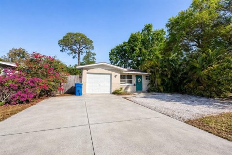 Casa en Saint Petersburg, Florida 3 dormitorios, 92.72 m2 № 2093564