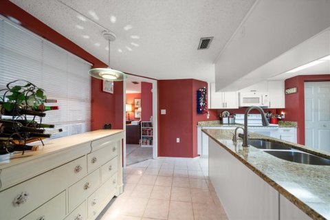 Condo in Holiday, Florida, 2 bedrooms  № 1724416 - photo 10