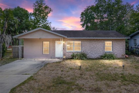 House in Inverness, Florida 3 bedrooms, 106.84 sq.m. № 1652017 - photo 1