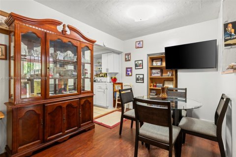 House in Miami, Florida 4 bedrooms № 1816375 - photo 5