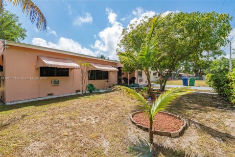 House in Miami, Florida 4 bedrooms № 1816375 - photo 2