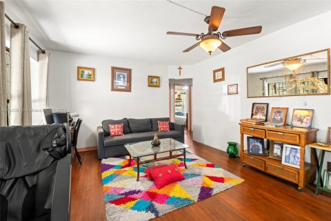 House in Miami, Florida 4 bedrooms № 1816375 - photo 3
