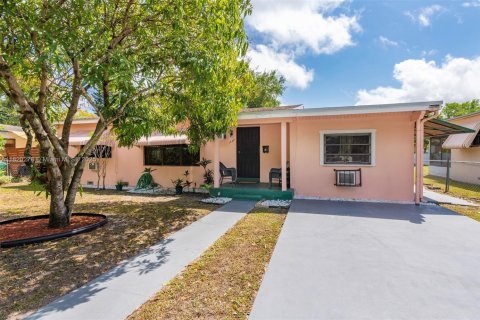 House in Miami, Florida 4 bedrooms № 1816375 - photo 1