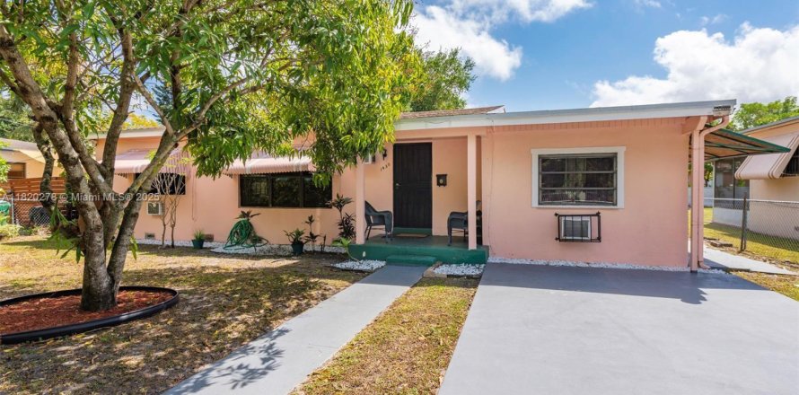 House in Miami, Florida 4 bedrooms № 1816375