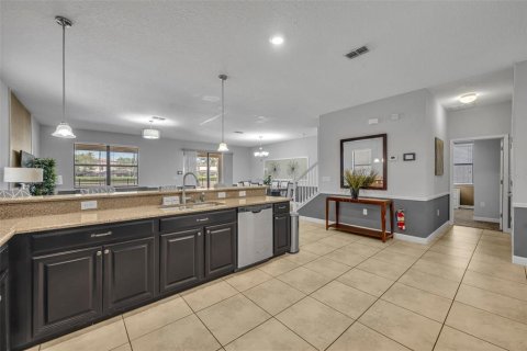 Casa en venta en Davenport, Florida, 8 dormitorios, 363.15 m2 № 2101517 - foto 8