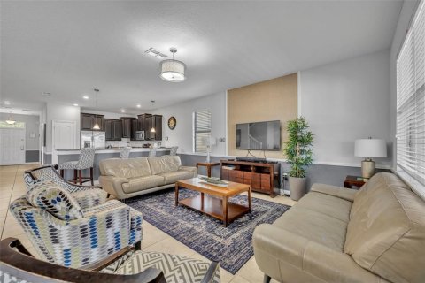 Casa en venta en Davenport, Florida, 8 dormitorios, 363.15 m2 № 2101517 - foto 12