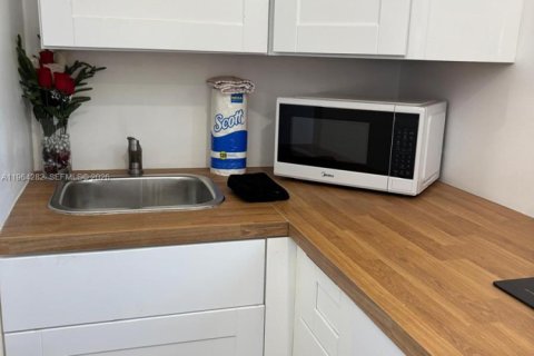 Снять в аренду коммерческую недвижимость в Майами, Флорида 1 спальня, 184.78м2, № 2026792 - фото 18