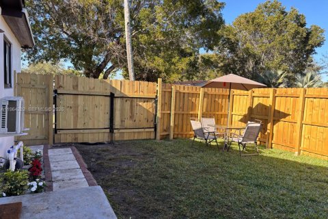 Коммерческая недвижимость в Майами, Флорида 1 спальня, 184.78м2 № 2026792