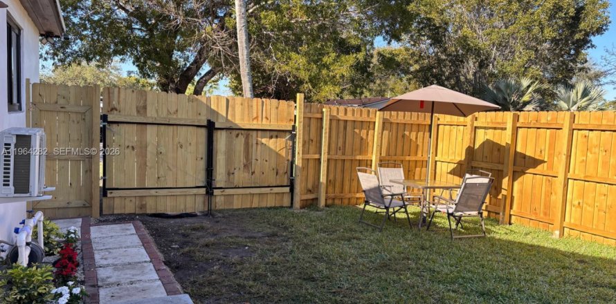 Коммерческая недвижимость в Майами, Флорида 1 спальня, 184.78м2 № 2026792