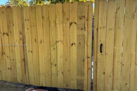 Снять в аренду коммерческую недвижимость в Майами, Флорида 1 спальня, 184.78м2, № 2026792 - фото 3