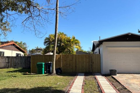 Снять в аренду коммерческую недвижимость в Майами, Флорида 1 спальня, 184.78м2, № 2026792 - фото 2