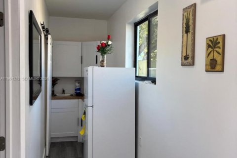 Снять в аренду коммерческую недвижимость в Майами, Флорида 1 спальня, 184.78м2, № 2026792 - фото 8