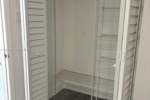 Снять в аренду коммерческую недвижимость в Майами, Флорида 1 спальня, 184.78м2, № 2026792 - фото 10