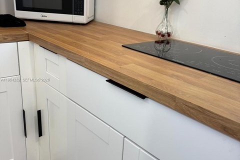 Снять в аренду коммерческую недвижимость в Майами, Флорида 1 спальня, 184.78м2, № 2026792 - фото 14