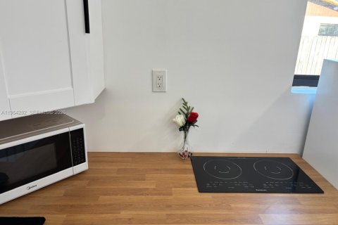 Снять в аренду коммерческую недвижимость в Майами, Флорида 1 спальня, 184.78м2, № 2026792 - фото 17