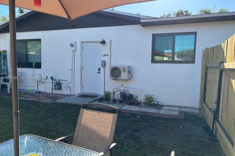 Снять в аренду коммерческую недвижимость в Майами, Флорида 1 спальня, 184.78м2, № 2026792 - фото 6