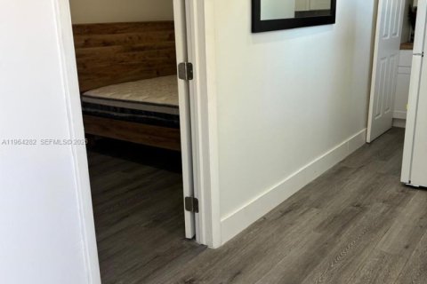 Снять в аренду коммерческую недвижимость в Майами, Флорида 1 спальня, 184.78м2, № 2026792 - фото 7