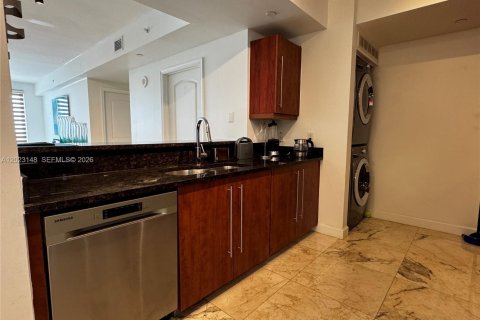 Condo in Miami, Florida, 1 bedroom  № 2077913 - photo 4