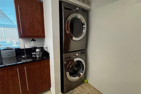 Condo in Miami, Florida, 1 bedroom  № 2077913 - photo 6
