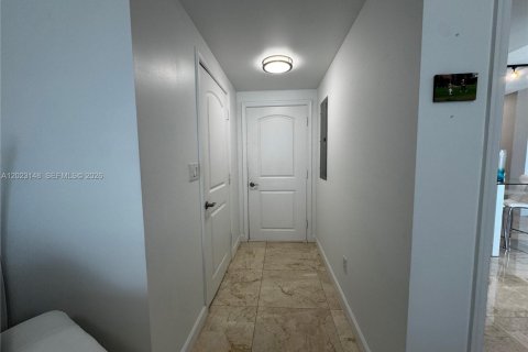 Condo in Miami, Florida, 1 bedroom  № 2077913 - photo 21