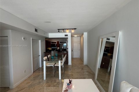 Condo in Miami, Florida, 1 bedroom  № 2077913 - photo 17