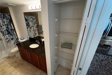 Condo in Miami, Florida, 1 bedroom  № 2077913 - photo 12
