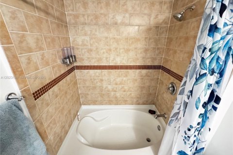 Condo in Miami, Florida, 1 bedroom  № 2077913 - photo 10