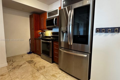 Condo in Miami, Florida, 1 bedroom  № 2077913 - photo 3