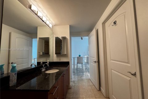Condo in Miami, Florida, 1 bedroom  № 2077913 - photo 11