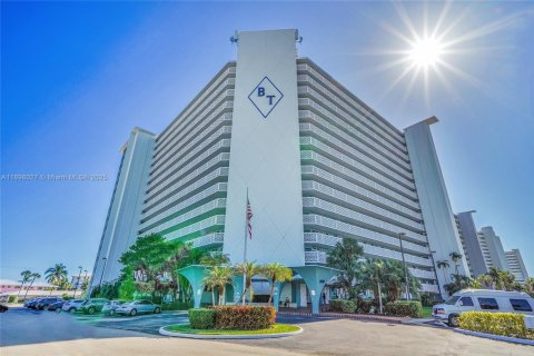 Condo in Fort Lauderdale, Florida, 1 bedroom  № 1949738 - photo 1