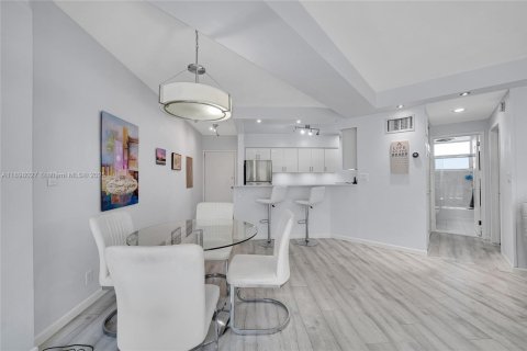 Condominio en venta en Fort Lauderdale, Florida, 1 dormitorio, 69.68 m2 № 1949738 - foto 10