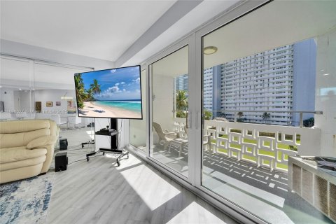 Condominio en venta en Fort Lauderdale, Florida, 1 dormitorio, 69.68 m2 № 1949738 - foto 14