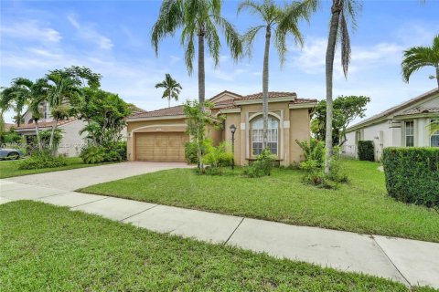 Купить виллу или дом в Пемброк-Пайнс, Флорида 6 комнат, 174.84м2, № 2019481 - фото 3