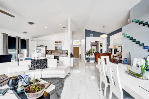 Купить виллу или дом в Пемброк-Пайнс, Флорида 6 комнат, 174.84м2, № 2019481 - фото 29