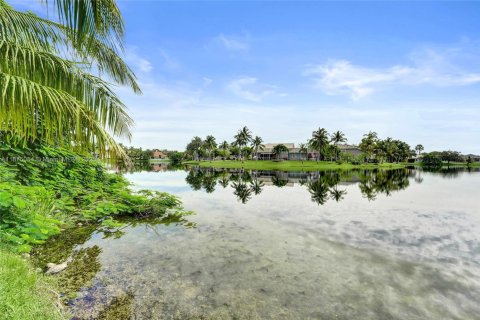 Купить виллу или дом в Пемброк-Пайнс, Флорида 6 комнат, 174.84м2, № 2019481 - фото 4