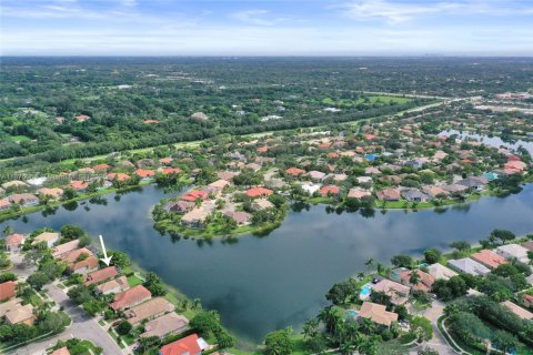 Купить виллу или дом в Пемброк-Пайнс, Флорида 6 комнат, 174.84м2, № 2019481 - фото 2