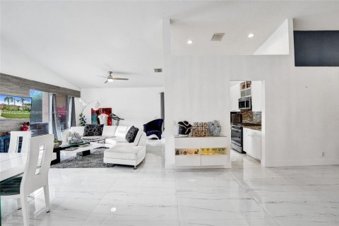 Купить виллу или дом в Пемброк-Пайнс, Флорида 6 комнат, 174.84м2, № 2019481 - фото 30