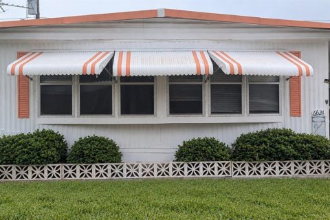 Apartment in New Port Richey, Florida 2 bedrooms, 71.35 sq.m. № 2379813
