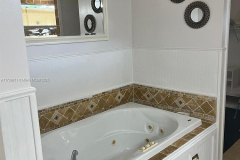 Купить виллу или дом в Лихай-Эйкерс, Флорида 6 спален, 224.82м2, № 1978787 - фото 20