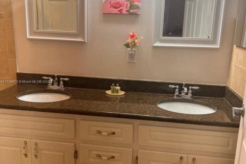 Купить виллу или дом в Лихай-Эйкерс, Флорида 6 спален, 224.82м2, № 1978787 - фото 18