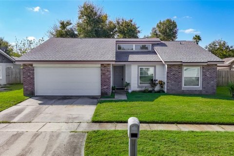 House in Brandon, Florida 3 bedrooms, 145.95 sq.m. № 2425332