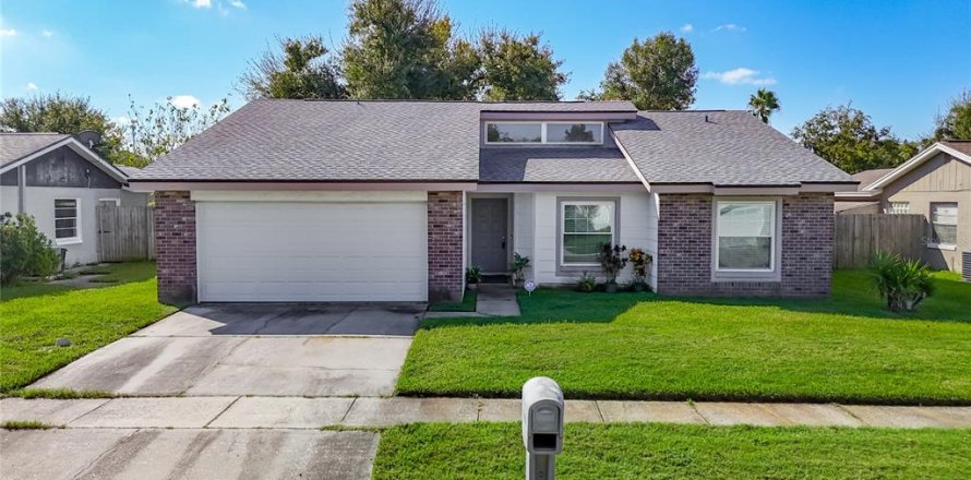 House in Brandon, Florida 3 bedrooms, 145.95 sq.m. № 2425332
