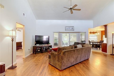 House in Brandon, Florida 3 bedrooms, 145.95 sq.m. № 2425332 - photo 6