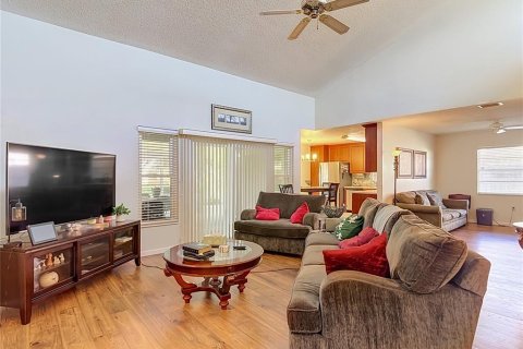 House in Brandon, Florida 3 bedrooms, 145.95 sq.m. № 2425332 - photo 5