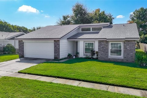 House in Brandon, Florida 3 bedrooms, 145.95 sq.m. № 2425332 - photo 3