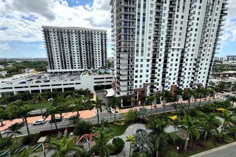Condo in Doral, Florida, 2 bedrooms  № 1840859 - photo 11