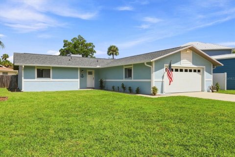 House in Crystal River, Florida 3 bedrooms, 124.3 sq.m. № 2333943
