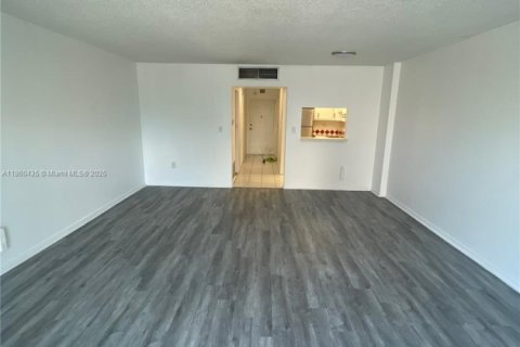 Condominio en alquiler en North Miami, Florida, 53.51 m2 № 1960818 - foto 12