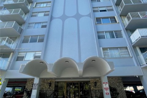 Condominio en alquiler en North Miami, Florida, 53.51 m2 № 1960818 - foto 1