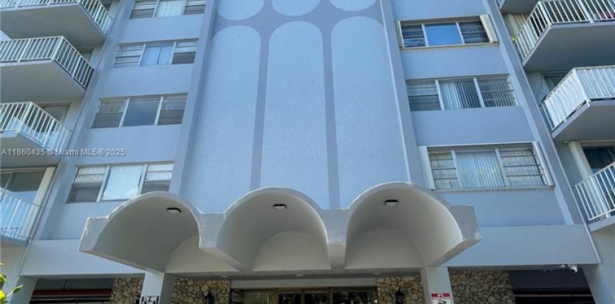 Estudio en el Condominio en North Miami, Florida  № 1960818